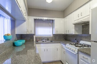 Building Photo - 1305 Memorial Dr