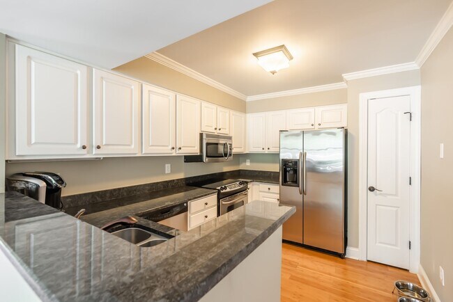Building Photo - Gorgeous 2-Bedroom Condo Near Fletcher Par...