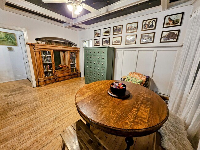 Foto del edificio - 2622 N Stowell Ave