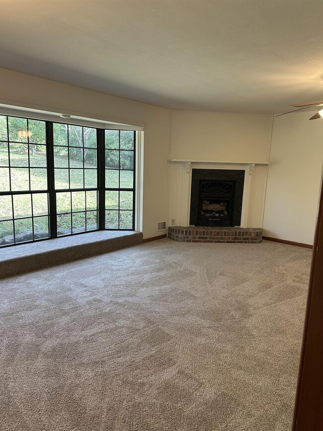 Building Photo - 1406 Devils Dip