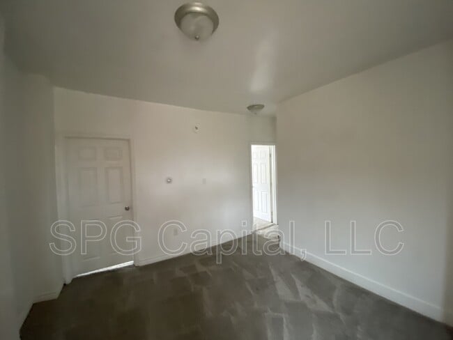 Building Photo - 226 S Pine St