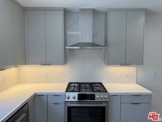Foto del edificio - 7808 Truxton Ave