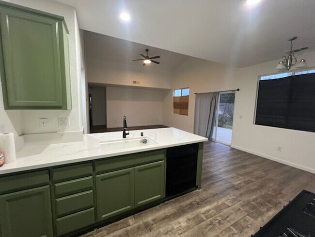 Foto del edificio - 4 Bedroom Home Coming Soon in DINUBA!