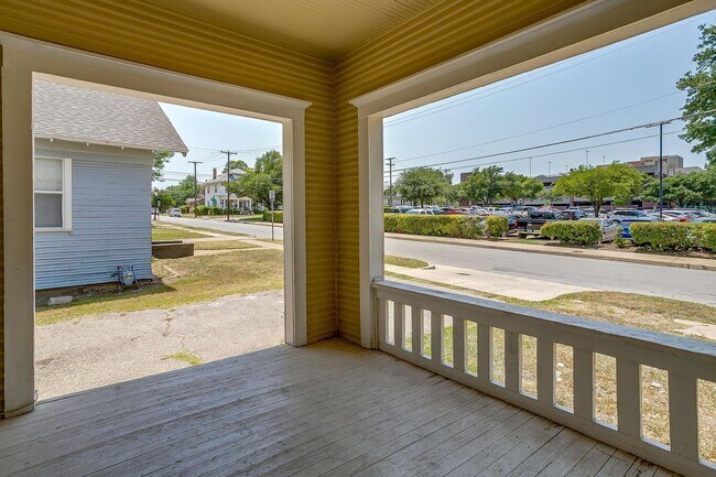 Foto del edificio - Large 4 Bed, 2 Bath in the heart of Histor...