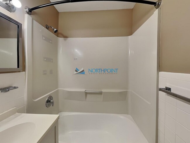 Foto del edificio - 5602-5604 N Strathbury Ave