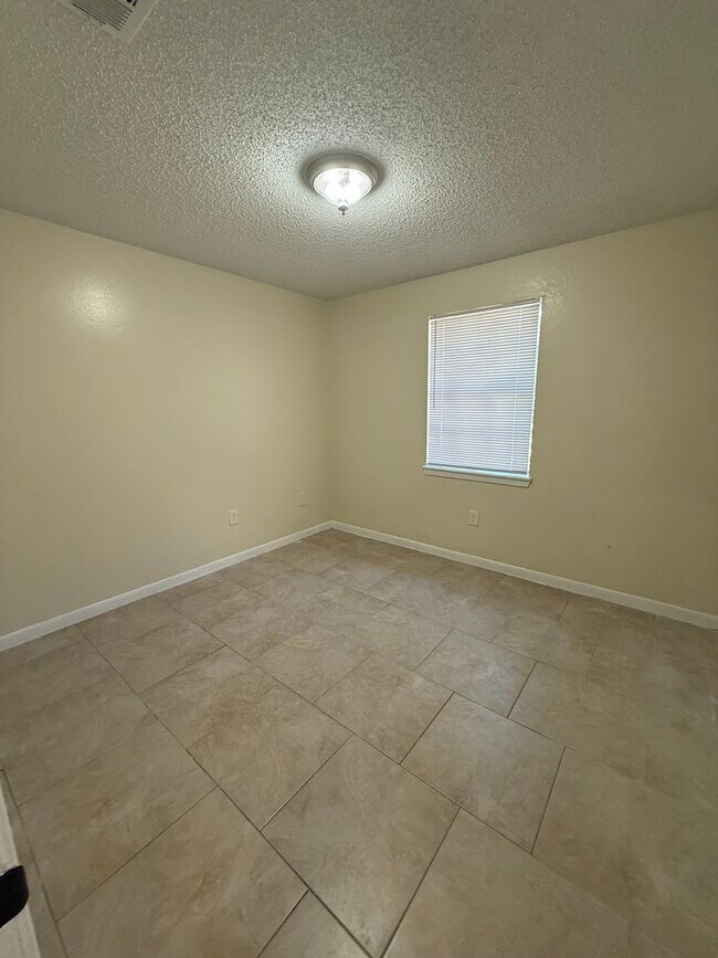 Foto del edificio - DM 8257-59 Keel Ave