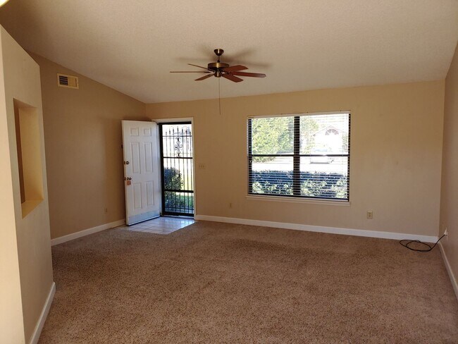 Foto del edificio - Home on nice, quiet street in Deltona!