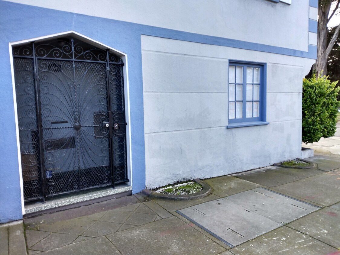 Primary Photo - 2545 Taraval St