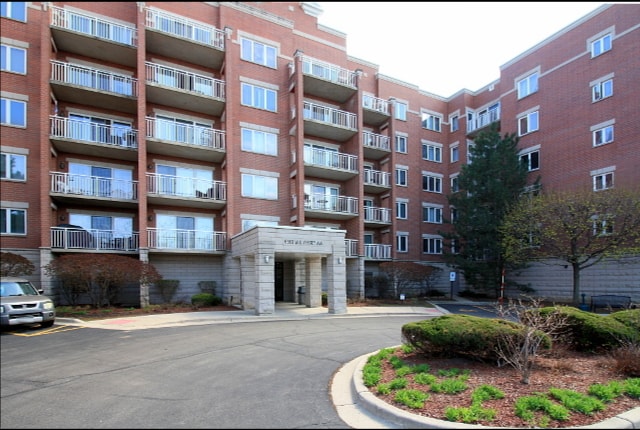 Building Photo - 6560 W Diversey Ave