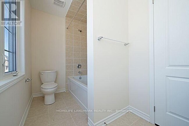 Building Photo - 1646 Gainer Cres