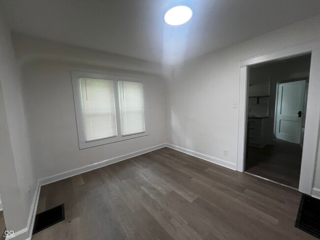 Building Photo - 1504 N Gladstone Ave