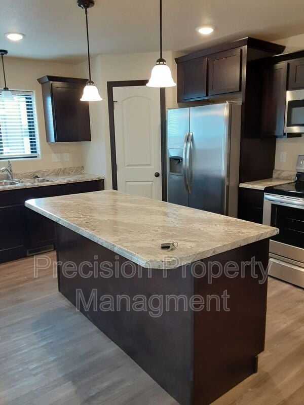 Foto del edificio - 591 225th St