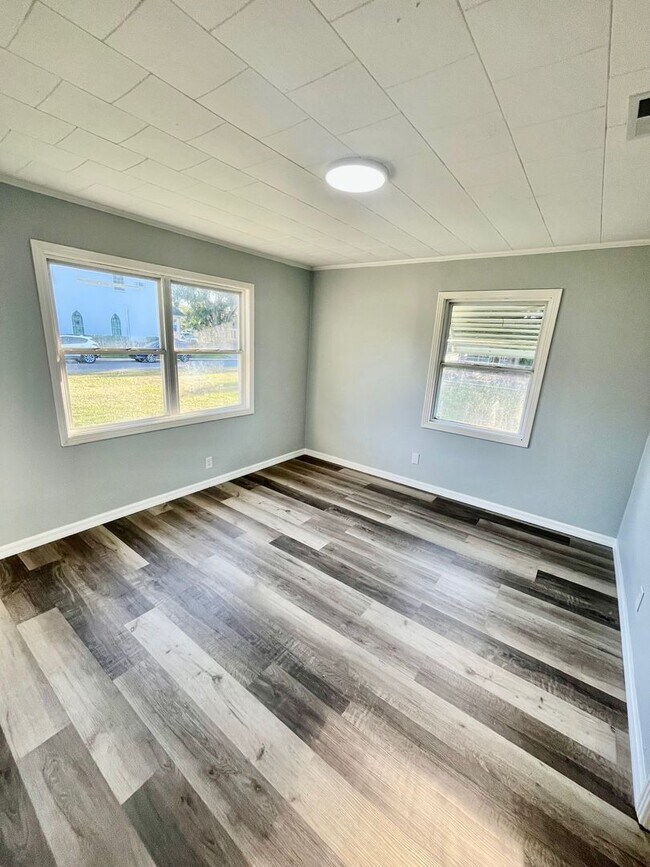 Foto del edificio - SPACIOUS Zephyrhills 4BR/1BA Home in the Heart of Downtown!