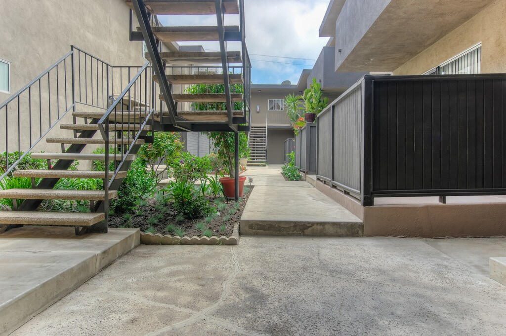 INTERIOR DEL EDIFICIO - 11818 Darlington Avenue