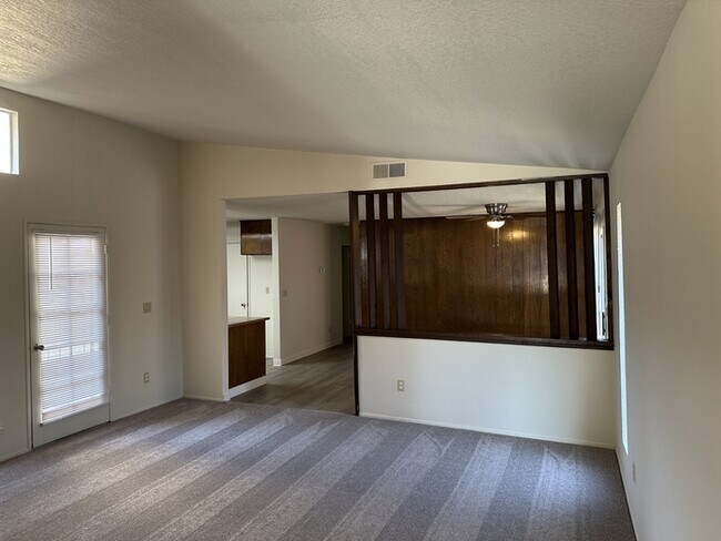 Foto del edificio - Stockton 2 Bedroom 1 Bathroom Duplex