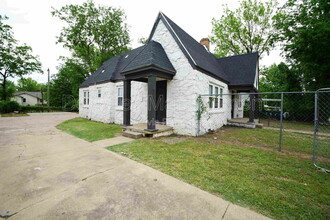 Building Photo - 615 E Xyler St