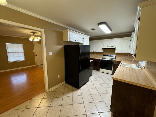 Building Photo - Super Cute and close to I-20....