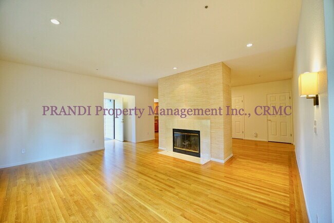 Foto del edificio - Modern Ground Floor Condo with 2 Car Garage!