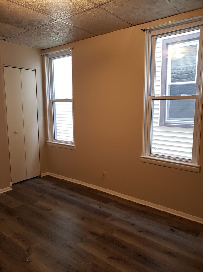 Foto del edificio - 327-329 W. King Street