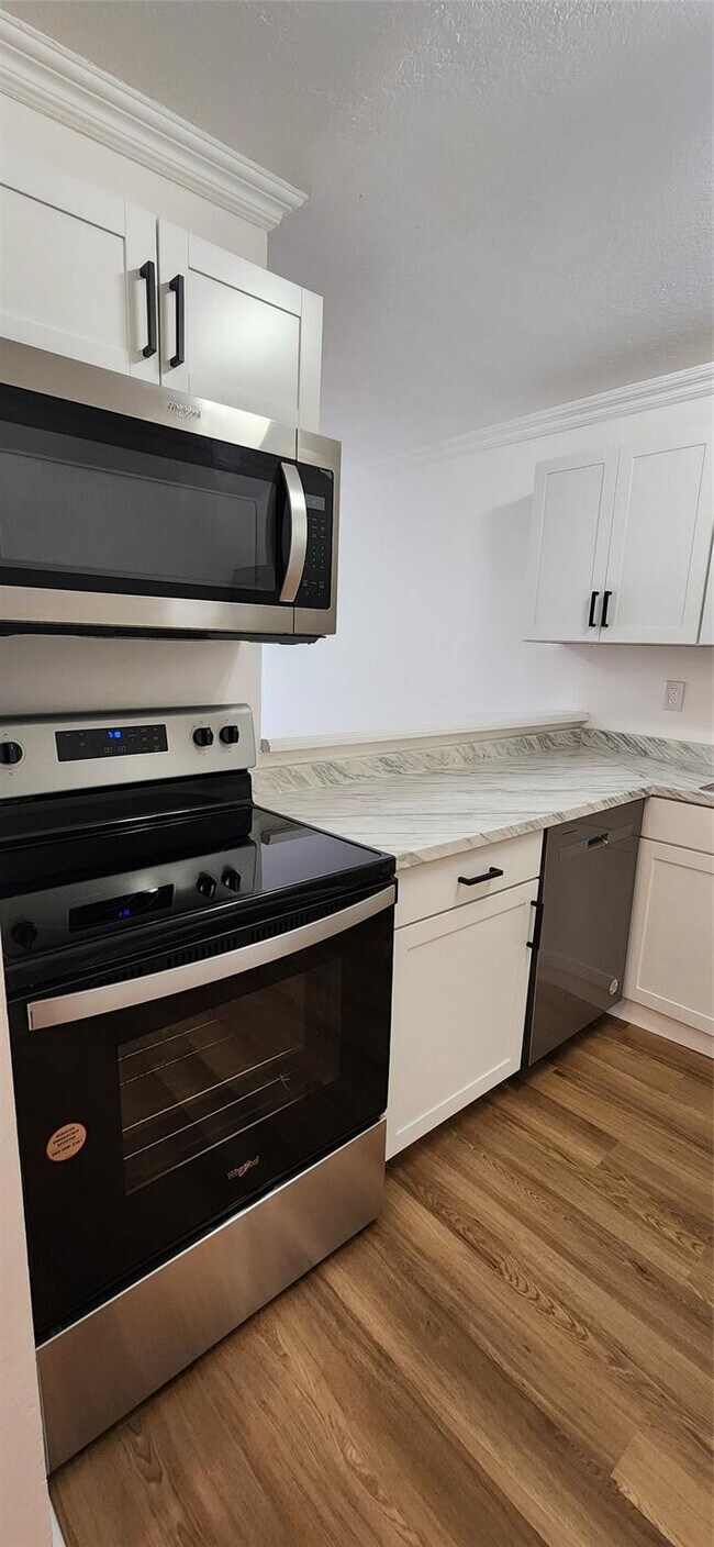 Building Photo - 15221 NE 6th Ave