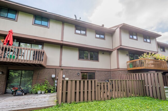 Foto del edificio - 645 Deer Watch Rd