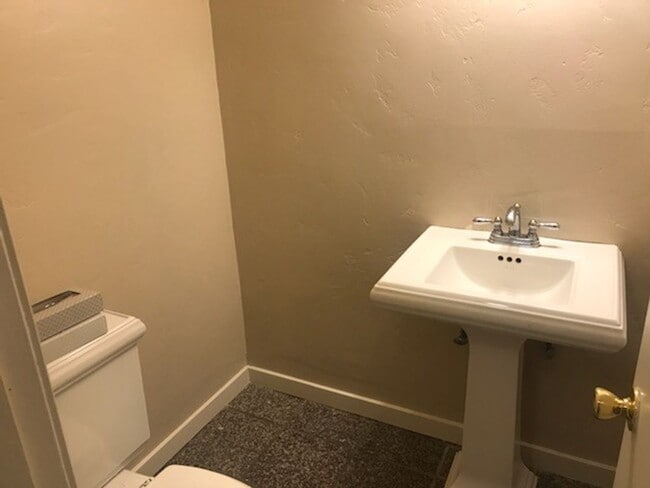 Foto del edificio - End unit 3 bedroom Townhouse Near Andrew H...