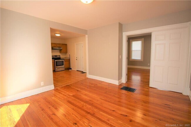 Foto del edificio - 153 Quaker Ln S