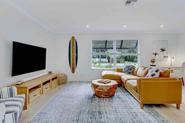 Foto del edificio - 9 W Riverside Dr