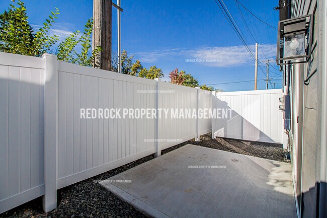 Foto del edificio - 11920 E 2nd Ln