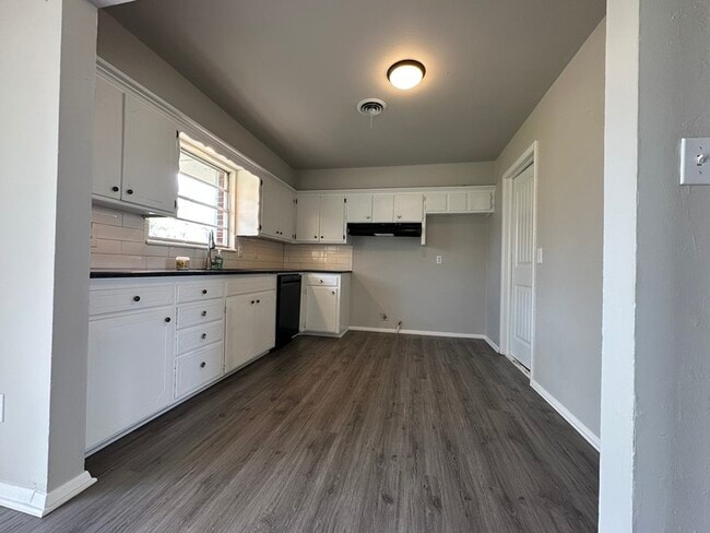 Building Photo - 904 Westchester Dr