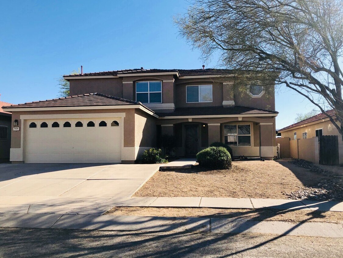 Primary Photo - 5 bedroom 3 bath Remolded home Ready to mo...