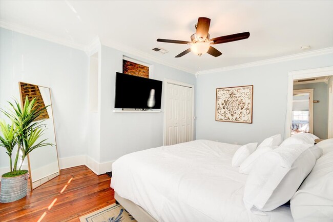 Building Photo - 8 Sires St