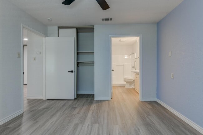 Building Photo - Silver Oaks Villas