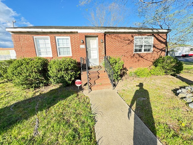 Foto del edificio - 1500 Sq ft Office Space Downtown Mooresville