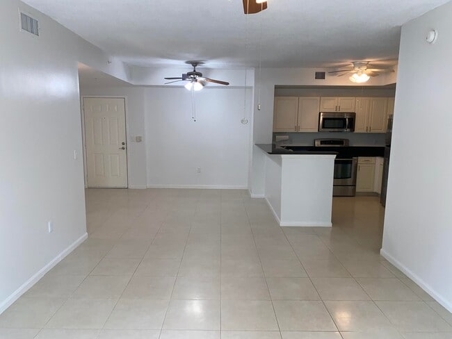 Building Photo - 720 S Sapodilla Ave