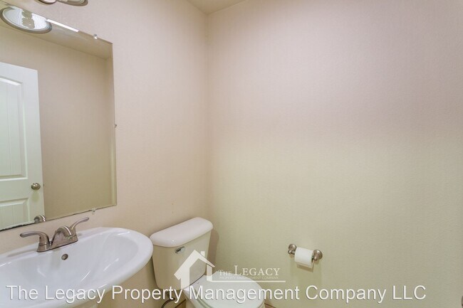 Building Photo - 3 br, 2.5 bath House - 2413 Farnum