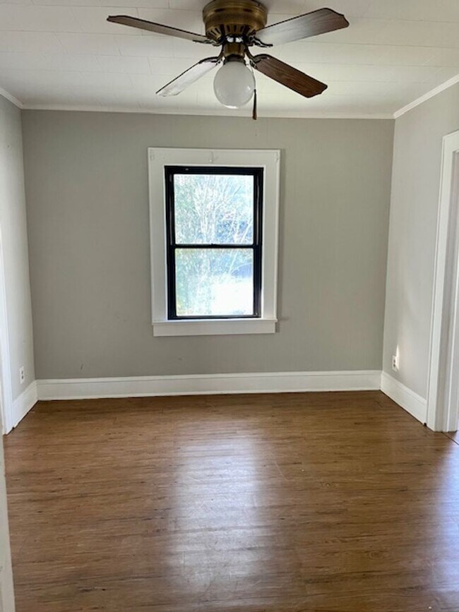 Building Photo - Cute 2 bedroom house