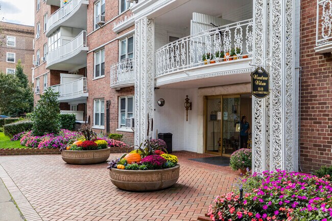 Entrada del edificio - 6910 108th St