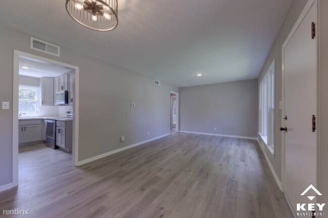 Building Photo - 3 br, 1 bath House - 644 S Drury Ln