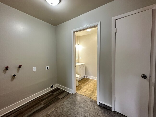 Building Photo - Townhome near Pawnee and Meridian