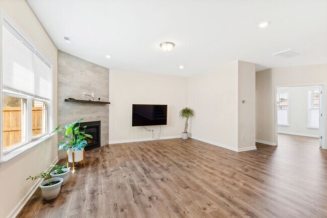 Foto del edificio - Exquisite 3-Bedroom Home with Upgrades & A...