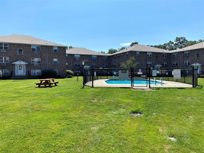 Building Photo - 4 Colonial Village Dr