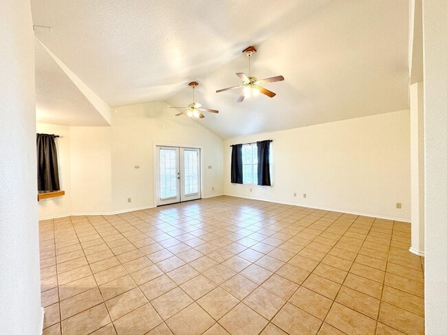 Building Photo - 123 La Paloma Dr