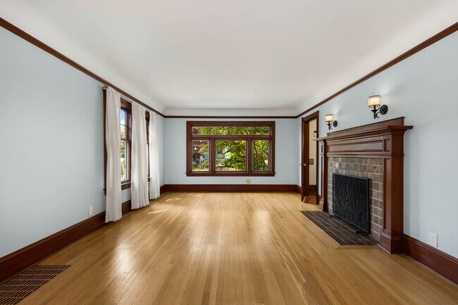 Foto del edificio - Timeless Wallingford Tudor | 4 Bedrooms & Flexible Dual Living