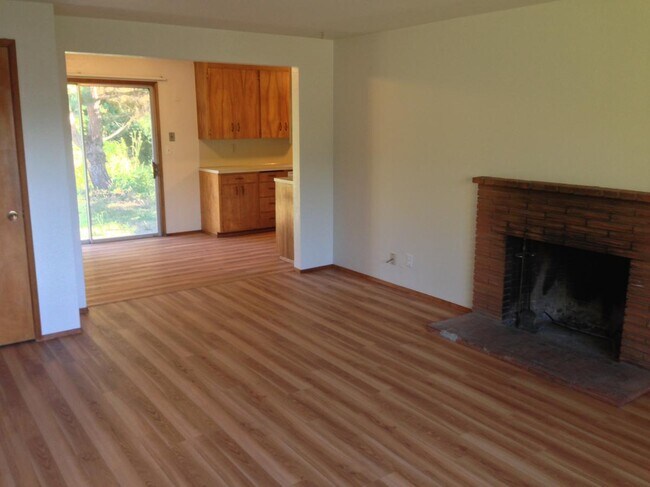 Building Photo - 830 NE Woodcrest Ave