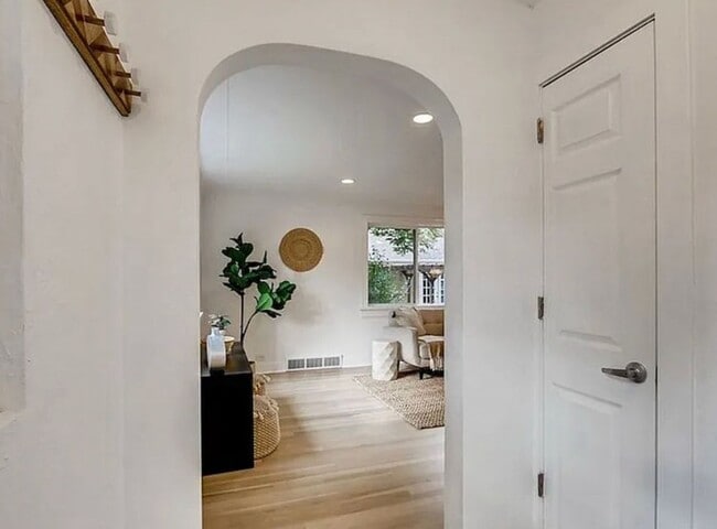 Foto del edificio - 740 Dahlia St