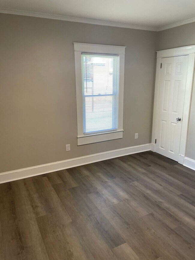 Foto del edificio - 2327 Greenway Ave NW
