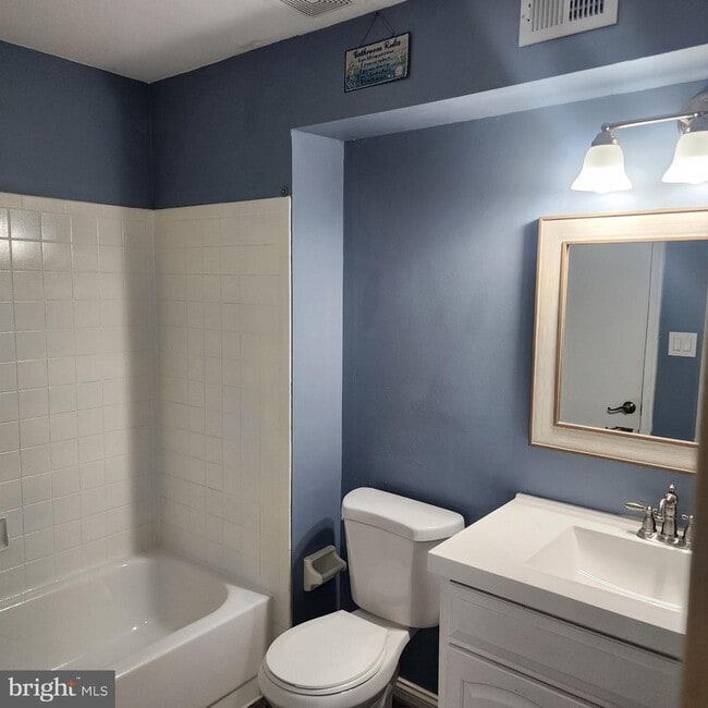 Building Photo - 703A Sedgefield Dr