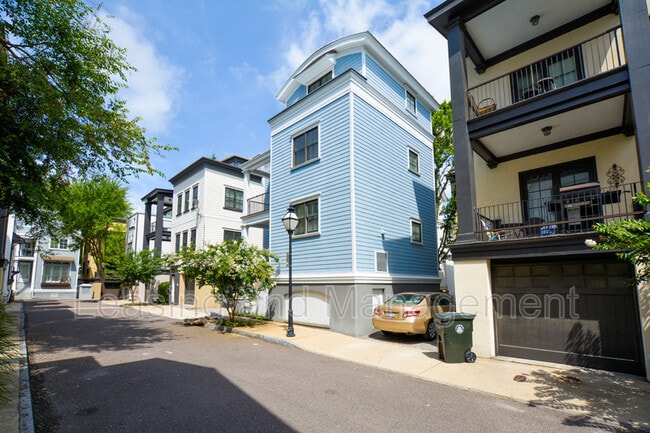 Building Photo - 18 Corinne St
