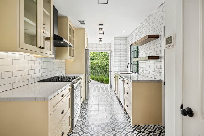Building Photo - 1636 Carmona Ave